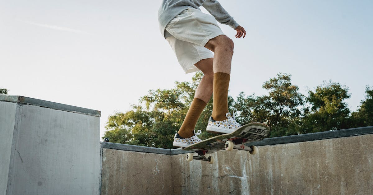 Is it possible to Short Jump on the 3DS? - Crop young man performing trick in skate park