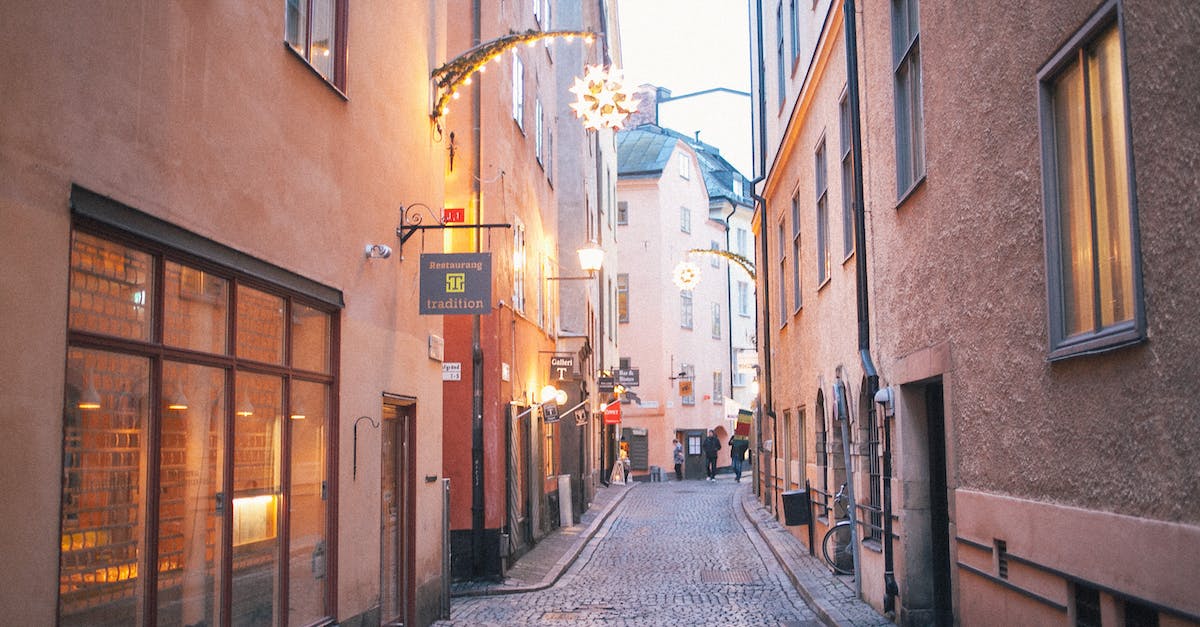 is there a way to set a location as not discovered? - Narrow pedestrian street between old residential buildings at twilight