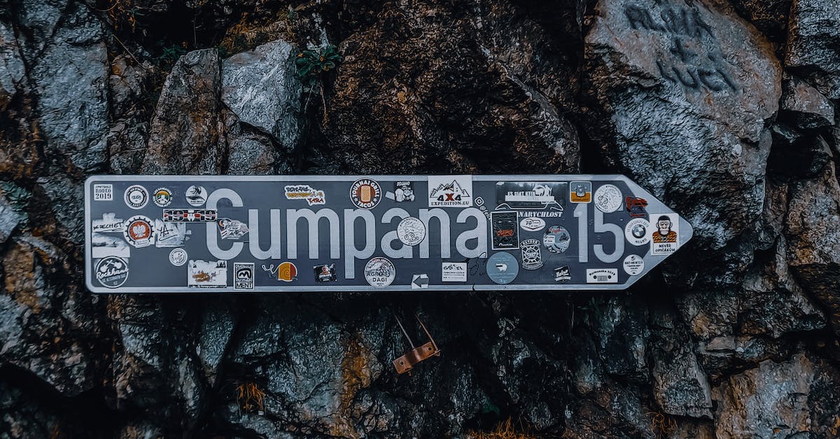 is there a way to show a players score on a sign? - Rough rocky cliff slope with blue arrow sign with inscription in Romanian language guiding to right is there a way to show a players score on a sign? - Rough rocky cliff slope with blue arrow sign with inscription in Romanian language guiding to right