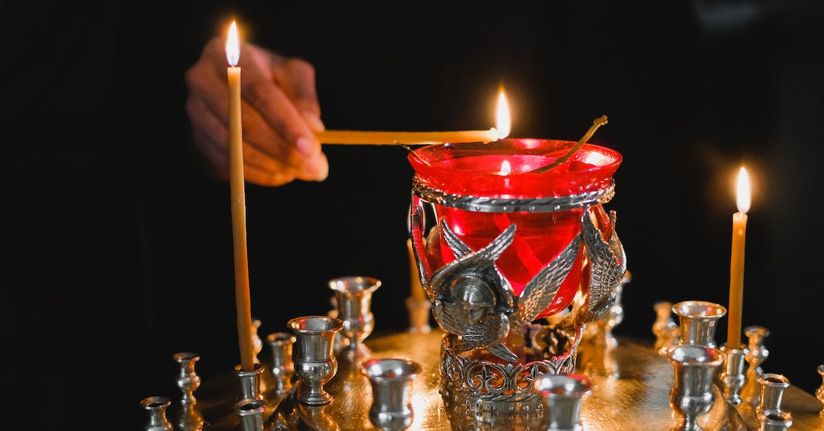Lighting Issue in Minecraft - Red and Gold Candles on Brass Candle Holder