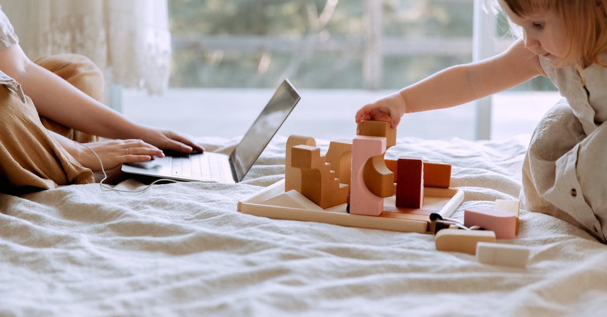 Lost Connection to the Network as soon as game loads - Crop mother and daughter sitting on bed while using laptop