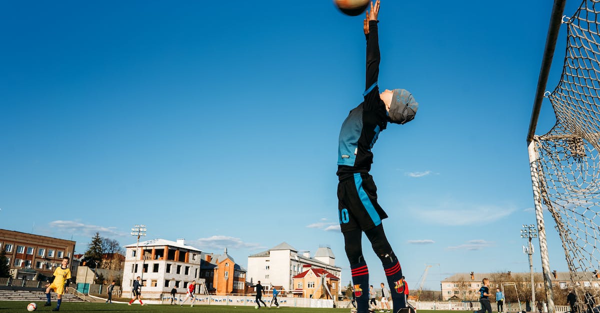 Max number of players in multiplayer - Man in Black Shirt and Black Pants Playing Soccer