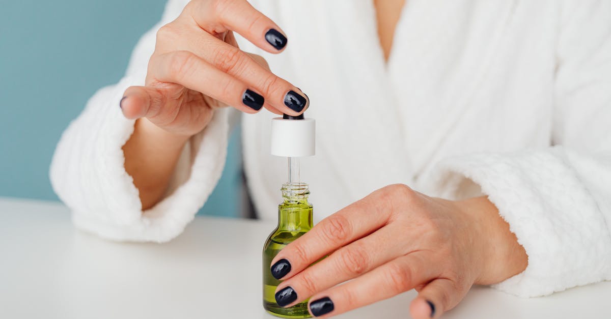 Metro: 2033 Crashes Immediately After Opening - Person Holding Green Glass Bottle Metro: 2033 Crashes Immediately After Opening - Person Holding Green Glass Bottle