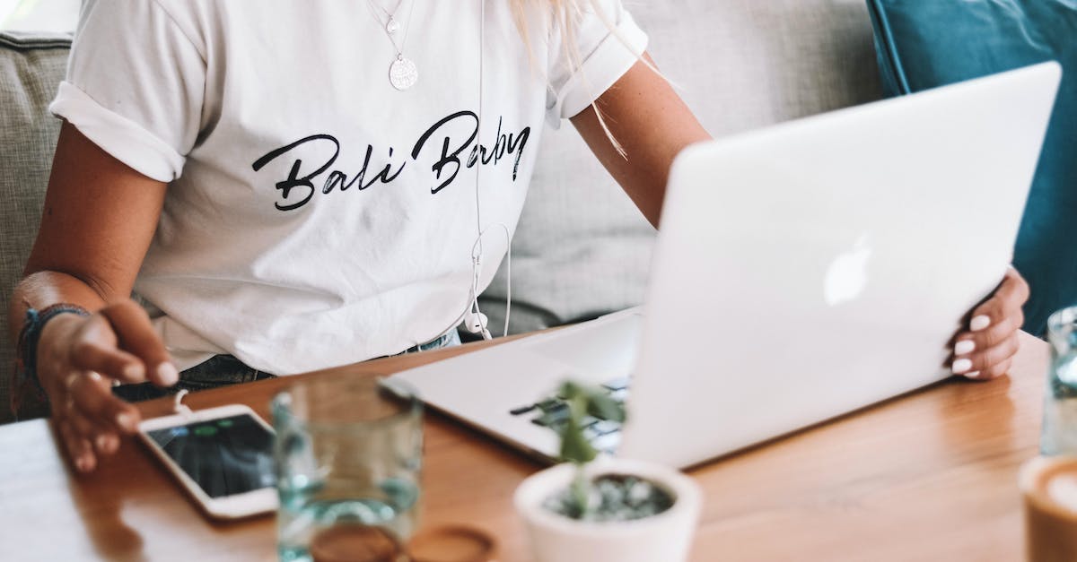 Minecraft 1.7.10 launcher won't launch mac osx maverix - Person in White Crew Neck T-shirt Sitting in Front of Silver Laptop 