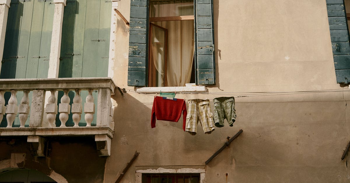 Minecraft : Command block - Tp area - Facade of old residential building near drying laundry