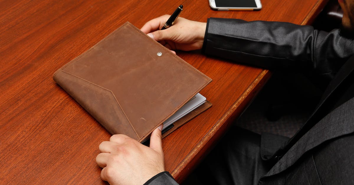 Minecraft - Executing on an entity is not working - Person Holding Brown Leather Book Minecraft - Executing on an entity is not working - Person Holding Brown Leather Book