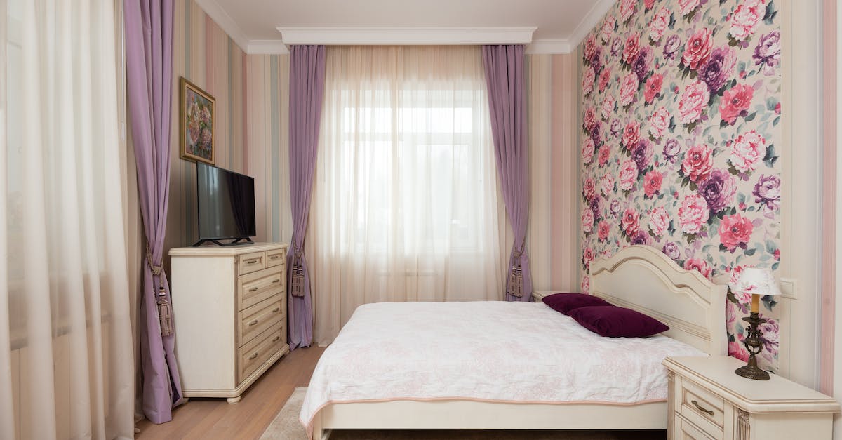 Minecraft Command Blocks - Empty players inventory to chest [duplicate] - Interior of light bedroom with soft bed in front of chest of drawers with TV near windows with light curtains