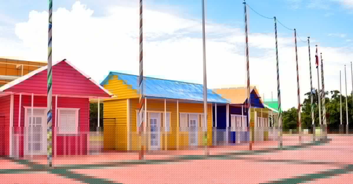 Minecraft Empty Chests Command Block - Assorted-color House Facade in Park