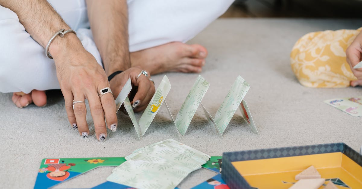 Minecraft Forge 1.7.10 Error before game even starts [closed] - Person in White Shirt Holding White Printer Paper