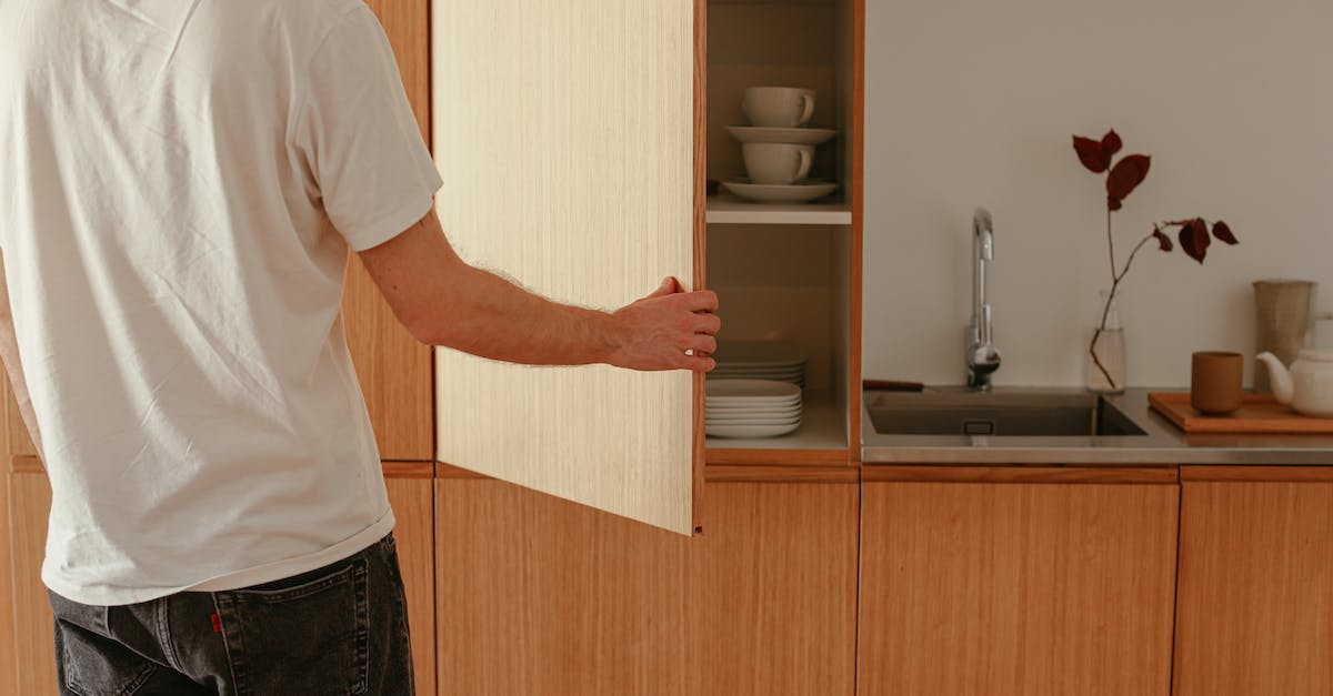 minecraft launcher not opening forge [duplicate] - Person Opening a Wooden Cabinet