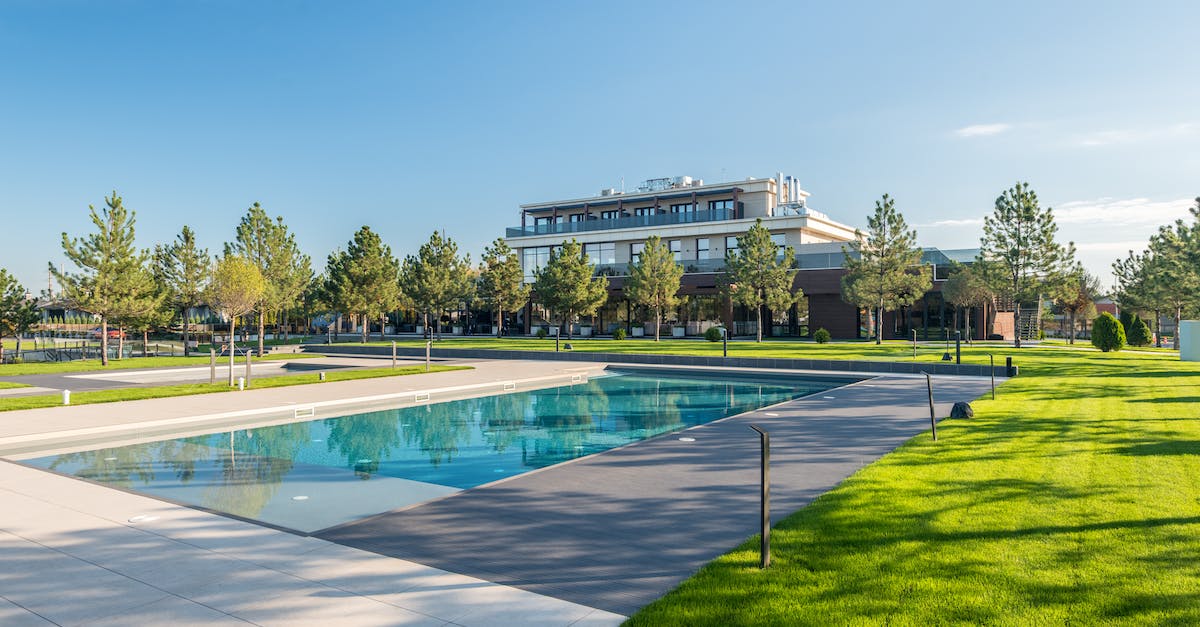 MineCraft Launchers & ersions and Mods? - Green Grass Field Near White Building