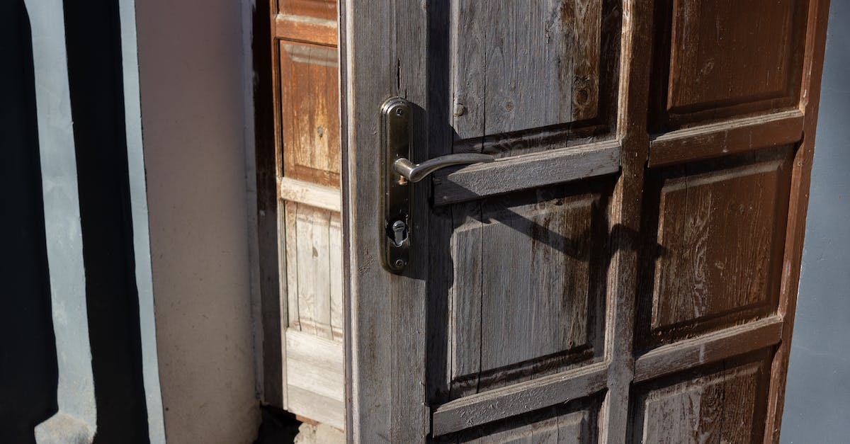 Minecraft piston door is only shut when lever is on, but how do I turn it off with another lever? [duplicate] - Faded Brown Wooden Door 