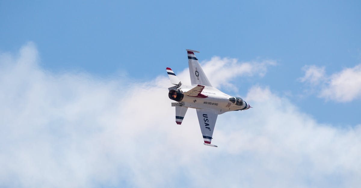 Minecraft runs slow, but high fps - White and Red Jet Plane in Mid Air Minecraft runs slow, but high fps - White and Red Jet Plane in Mid Air