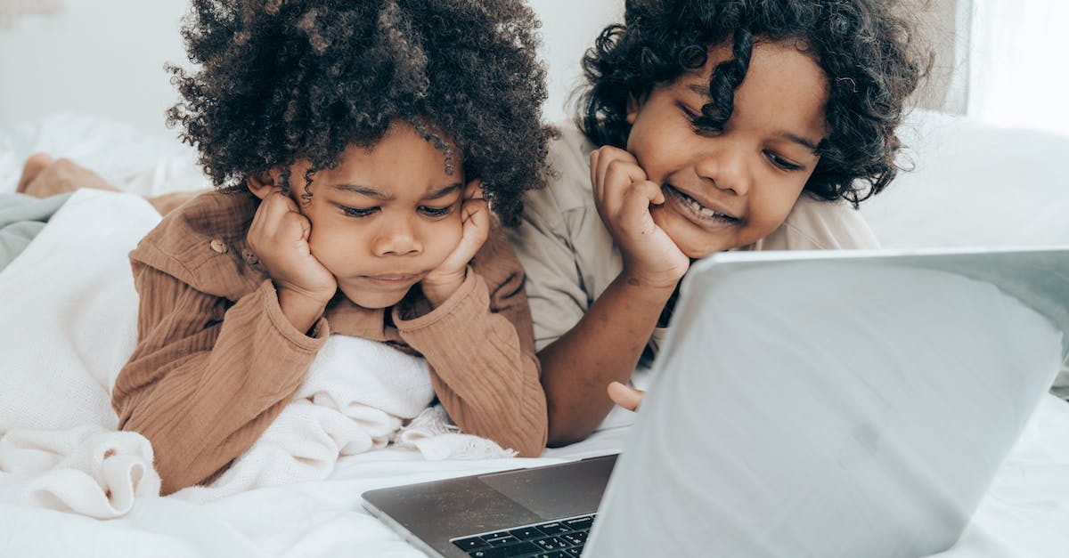 Minecraft Server - Same Network -> Brother can't connect - Disappointed and smiley black brothers in pajamas lying on bed in daytime while using laptop surfing Internet together