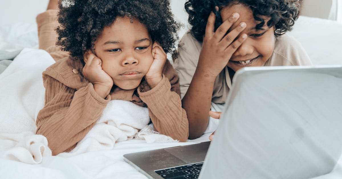 Minecraft Server - Same Network -> Brother can't connect - Sad black boy using laptop with smiley brother