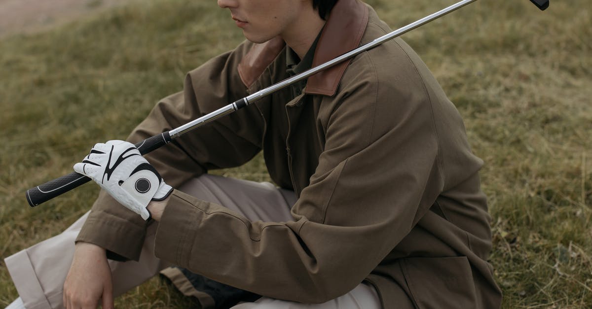 Minecraft Vanilla server - Test if a player is lagging? - Man Sitting on a Grass while Holding Golf Club