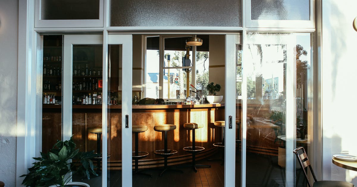 Minecraft Windows 10 Edition Splitscreen - Entrance to Restaurant Minecraft Windows 10 Edition Splitscreen - Entrance to Restaurant