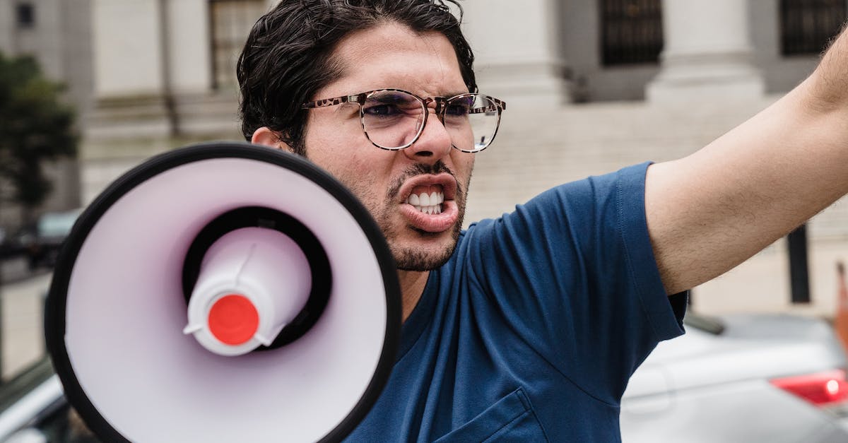 Minecraft won't launch [closed] - Man in Blue Crew Neck T-shirt Wearing Eyeglasses Holding a Megaphone