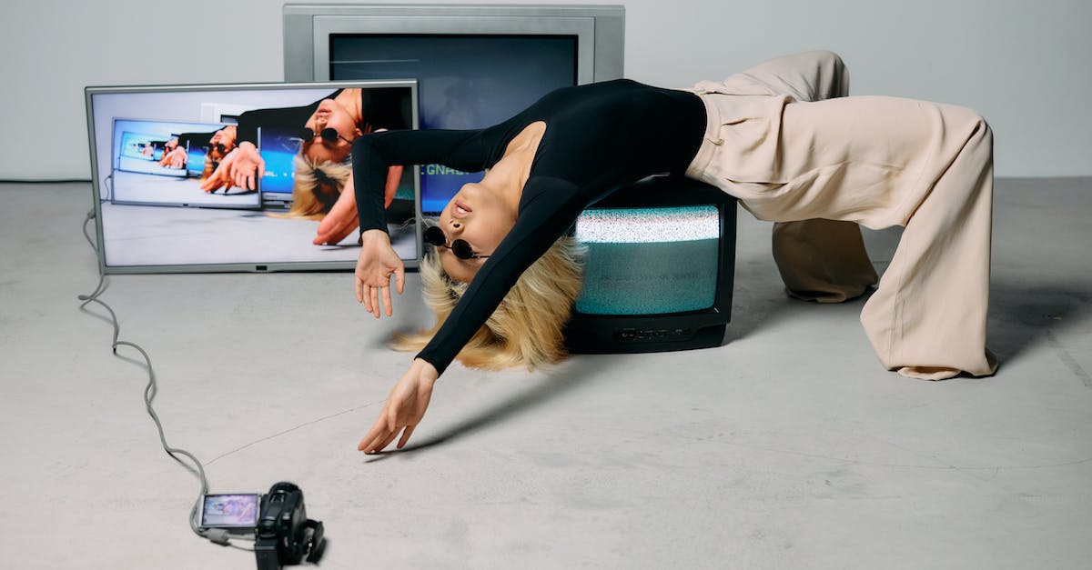 Minecraft wont maximize after entering and leaving full screen [duplicate] - Photo of Woman Laying on Top of Monitor