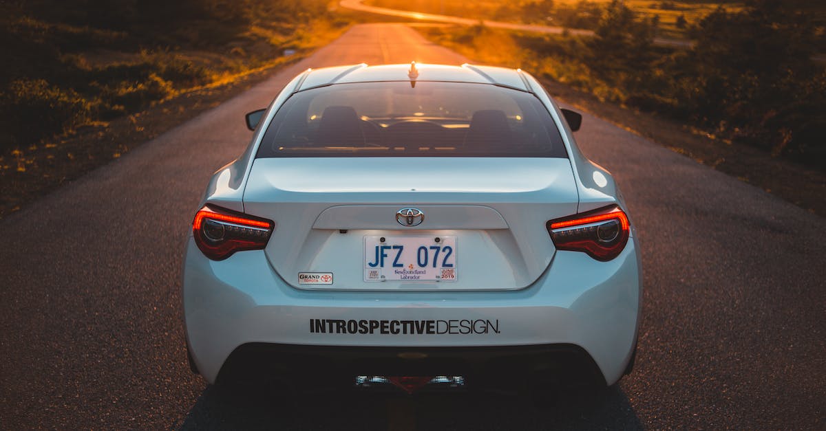 Most compact way to connect pressure plate and piston - White car on asphalt road Most compact way to connect pressure plate and piston - White car on asphalt road