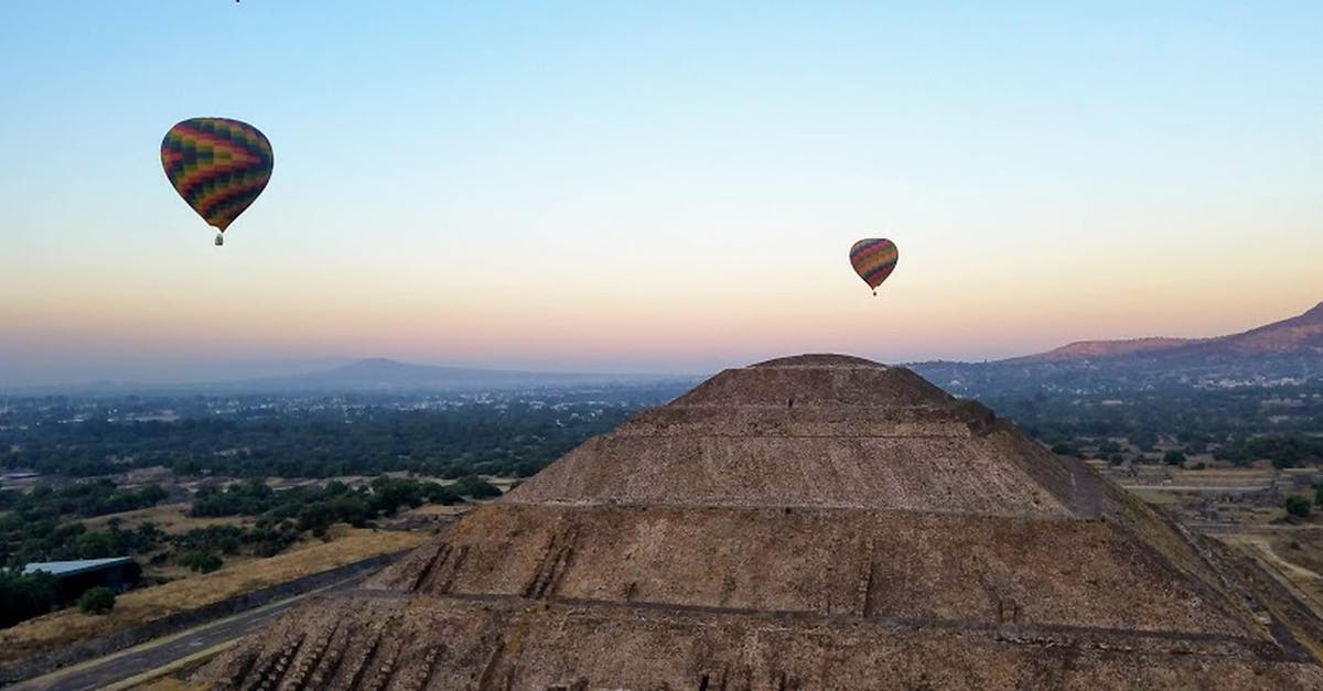 Mountain Survival in Civilization 5 - Ancient Pyramid of Sun under flying air balloons in Teotihuacan