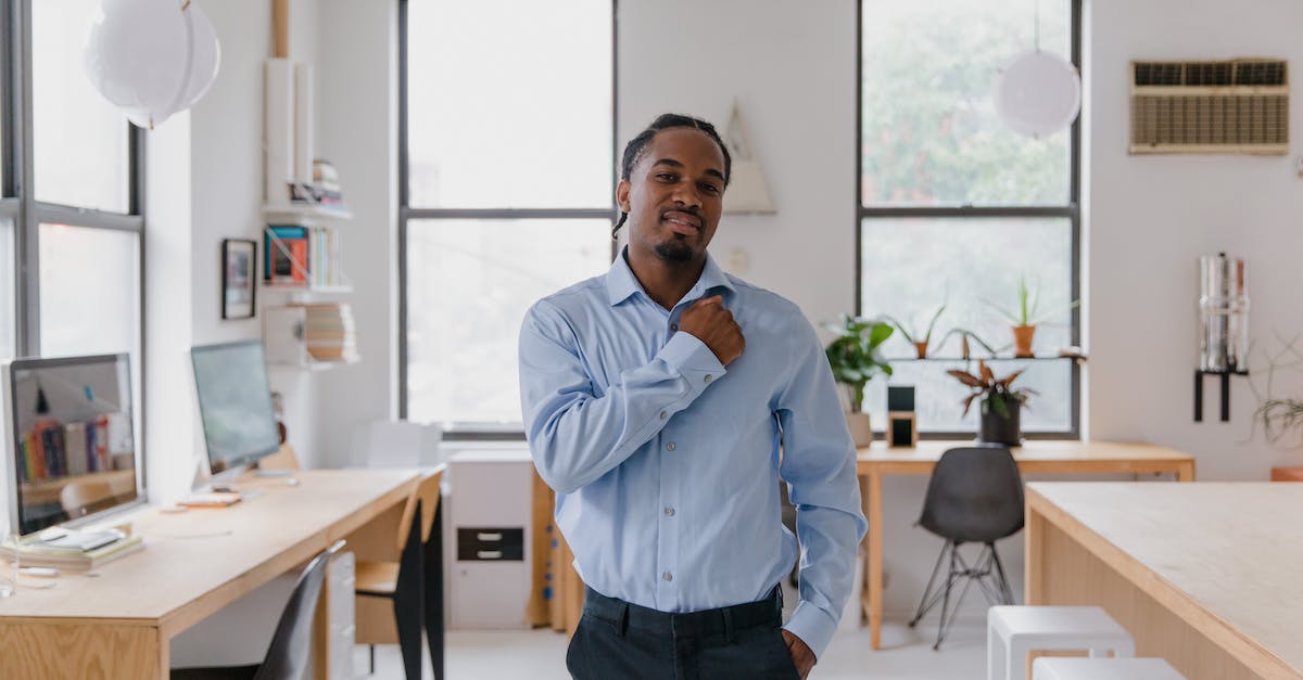 Multiplayer minecraft on one PC [duplicate] - Man Standing in Classroom and Making Gesture with One Hand