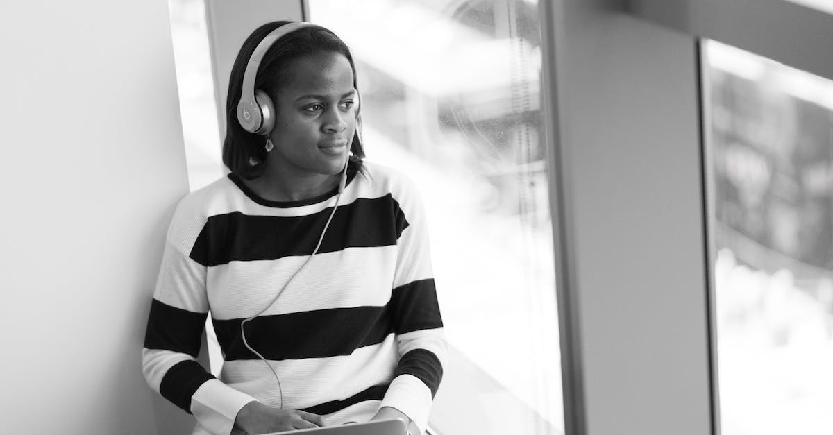 No music in Hotline Miami 1 on Mac - Photography of Woman Listening to Music