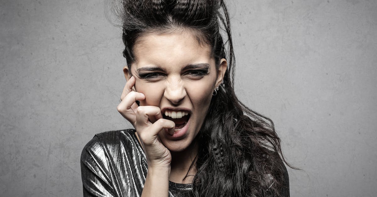 Ornifex in Dark Souls 2 not appearing? - Stylish female rocker screaming in studio