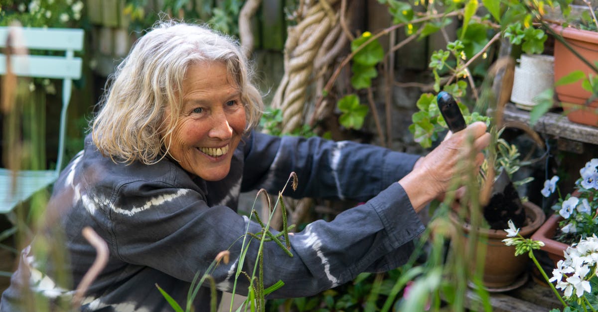 Plants vs. Zombies: Garden Warfare Multiplayer on Xbox One & PS4 - Older woman in garden