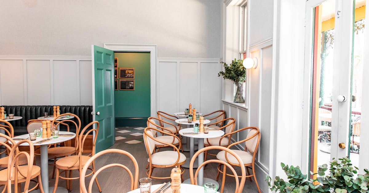 Players cannot open chests or doors - Empty Seats at a Restaurant Players cannot open chests or doors - Empty Seats at a Restaurant