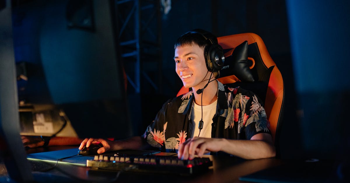 Playing Catherine on PSNow with Keyboard & Mouse - Photo of a Man Playing on a Computer while Smiling