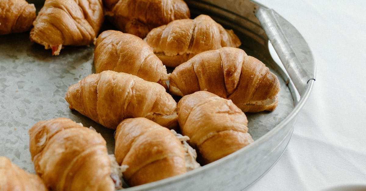 Prevent tin ingots from stacking in automatic crafting table - From above of baked croissants in tin tray prepared for dessert and placed on white table