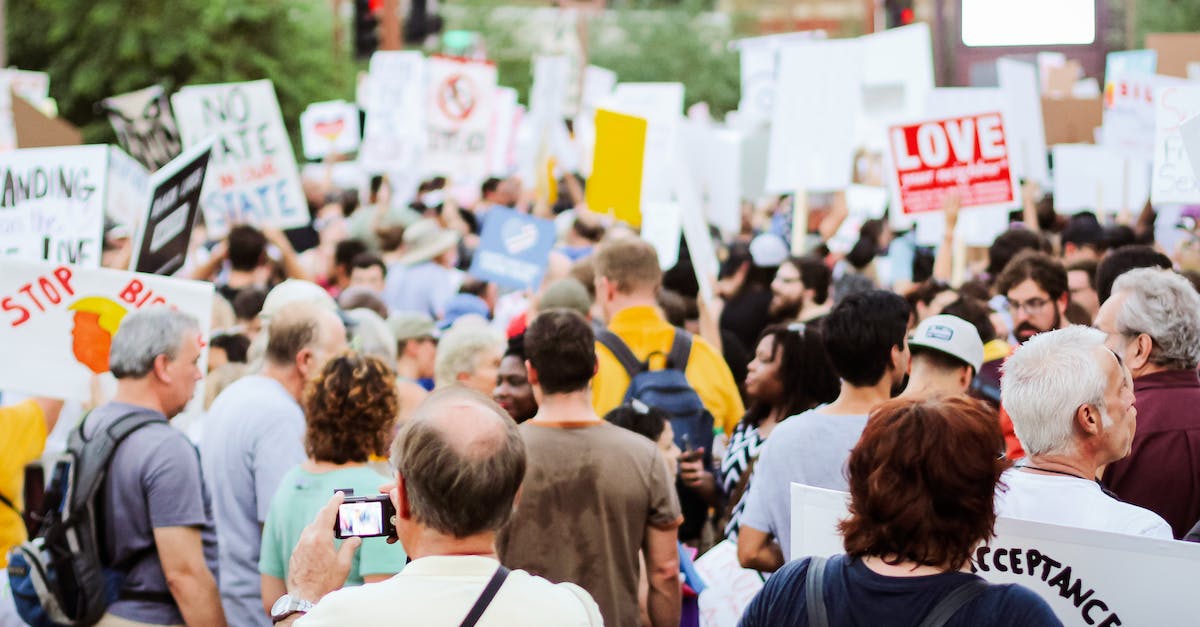 Problem running Civilization 5 Steam - Back view of crowd with banners and placards on square visiting protest together