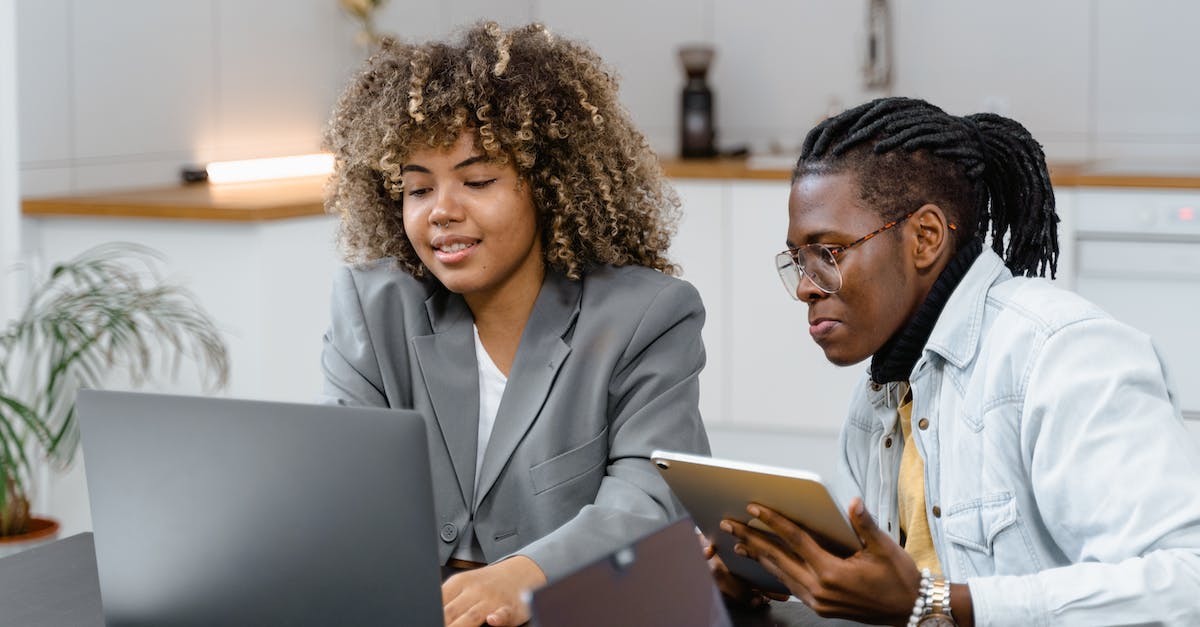 PS4 glitchy on startup - Woman in Gray Blazer Using Black Laptop Computer PS4 glitchy on startup - Woman in Gray Blazer Using Black Laptop Computer