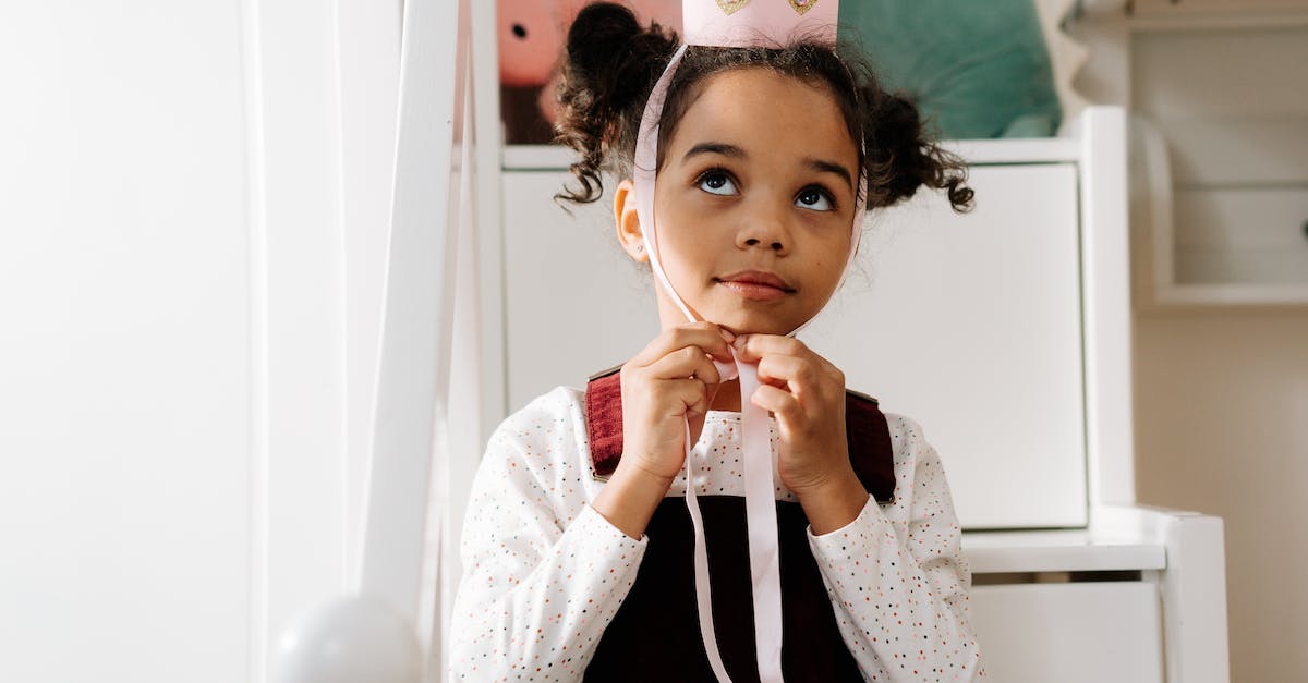 Putting tags above blocks when looked at - Girl Putting Her Crown
