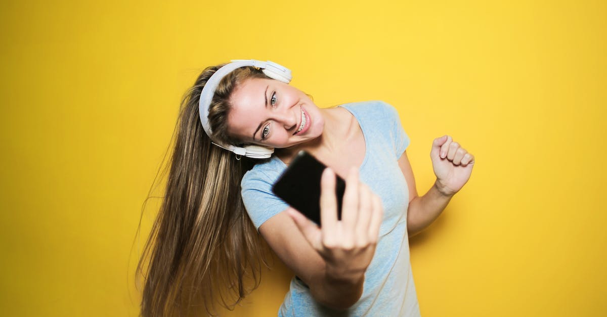 Quake 1 under Linux using QuakeSpasm 0.85.9 "Couldn't find a cdrip for track" and "Couldn't handle music file" - Satisfied woman taking selfie on smartphone in studio Quake 1 under Linux using QuakeSpasm 0.85.9 "Couldn't find a cdrip for track" and "Couldn't handle music file" - Satisfied woman taking selfie on smartphone in studio