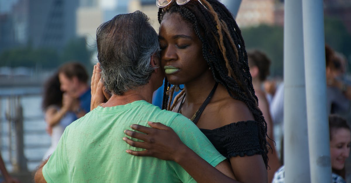 Quelling Blade interaction with Sleight of Fist + Cleave - Woman in Green Shirt Wearing Purple Sunglasses