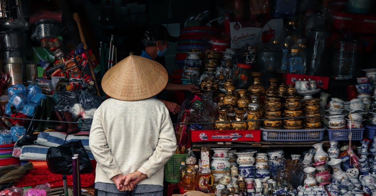 Raising speech craft through buying and selling - Chinese Person Looking at Craft Items at the Market Stall