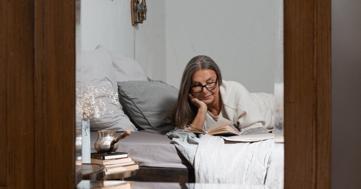 Reading ninjas' attacks on NG+ - Woman in White Long Sleeve Shirt Sitting on Bed