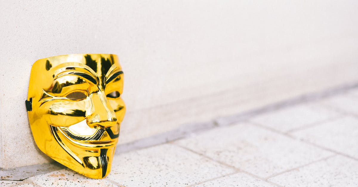 Rose's Answers to Corners (Ultra Street Fighter IV) - Shiny anonymous mask near wall on pavement