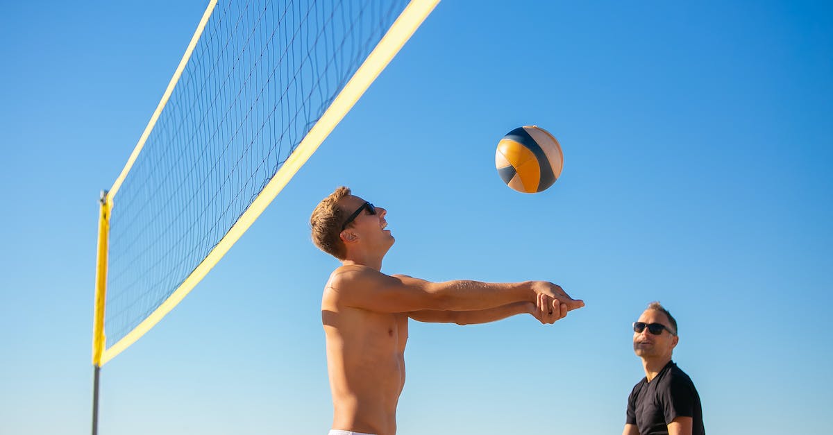 Screen Tints Blue when playing Team Fortress 2 on OSX - Men Playing Volleyball on the Beach