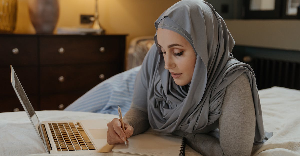 Shift + Click not working to take items from chest - Woman in Gray Hijab Using Macbook Air Shift + Click not working to take items from chest - Woman in Gray Hijab Using Macbook Air