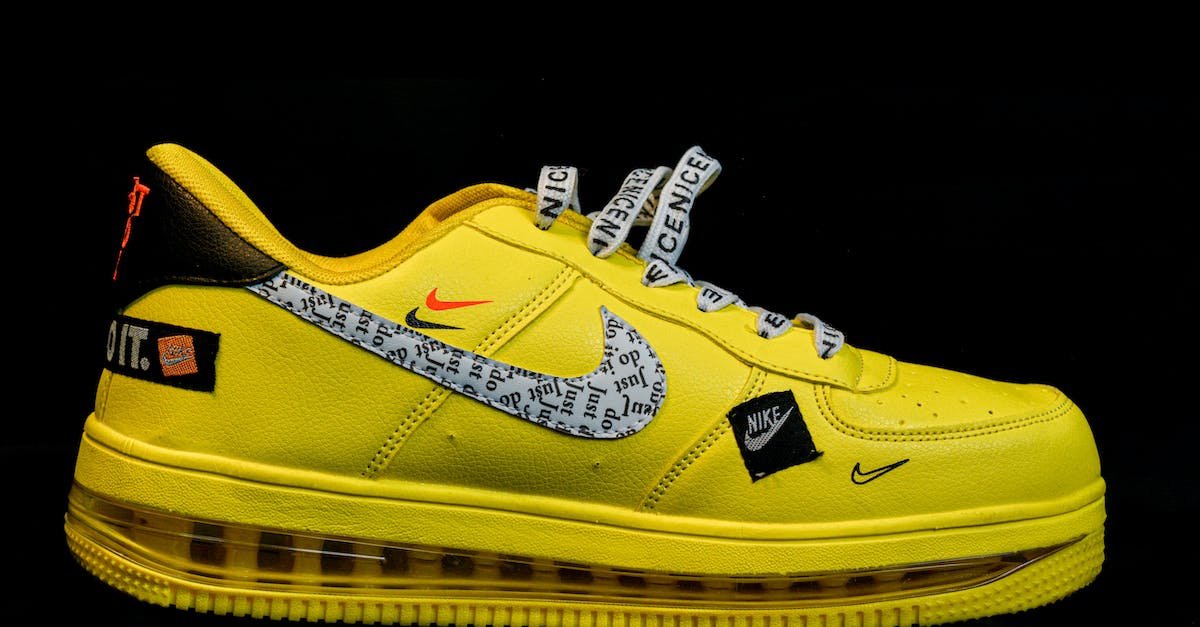 Sightstone vs Yellow-Trinket on Lee Sin [closed] - Yellow Nike