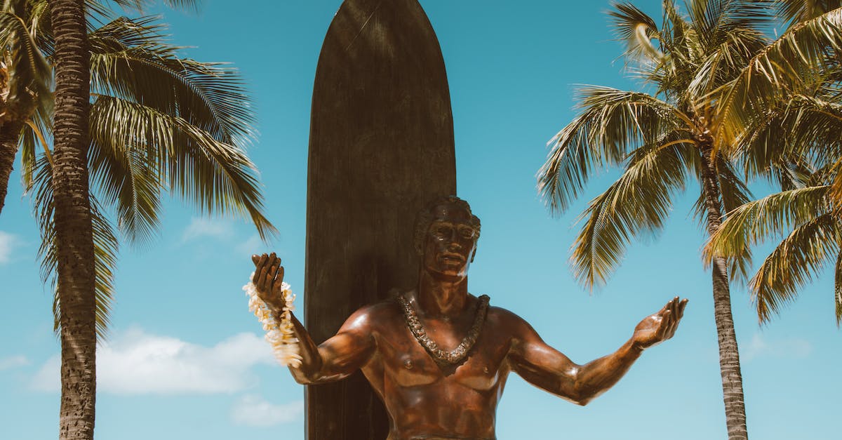 Skyrim Legend Acheivment - Man Statue Under Blue Sky