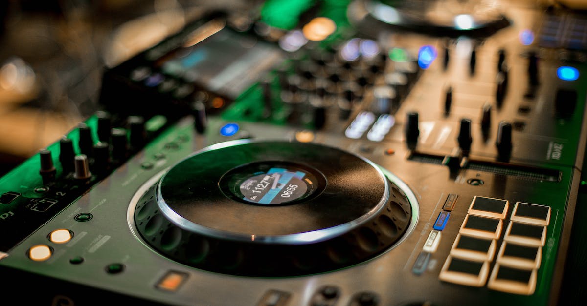 System Shock 1 (disc)-Difficulty Options - Selective focus of glowing music controller for music mixing and turntables on console System Shock 1 (disc)-Difficulty Options - Selective focus of glowing music controller for music mixing and turntables on console