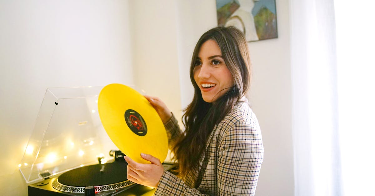 Teleport a player to face an entity? - Woman Holding Yellow Vinyl Record Teleport a player to face an entity? - Woman Holding Yellow Vinyl Record