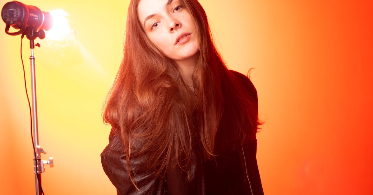 Tetromino translation without tilting my head - Woman with Brown Long Hair on Red Background Tetromino translation without tilting my head - Woman with Brown Long Hair on Red Background