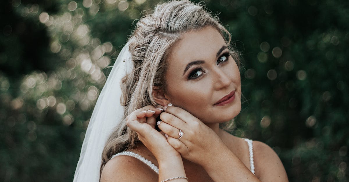 Tetromino translation without tilting my head - Blond Woman with White Veil in Hair Fastening Earring Tetromino translation without tilting my head - Blond Woman with White Veil in Hair Fastening Earring