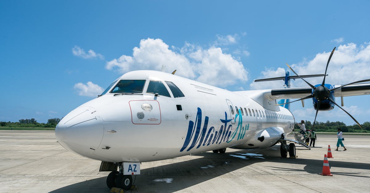 Textures not loading properly - White and Blue Airplane Under Blue Sky Textures not loading properly - White and Blue Airplane Under Blue Sky