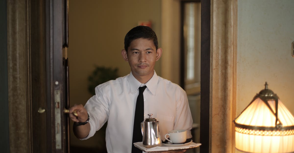 The door to the room of the petrified woman is closed! How can I open it? - Hotel servant carrying coffee to guest The door to the room of the petrified woman is closed! How can I open it? - Hotel servant carrying coffee to guest